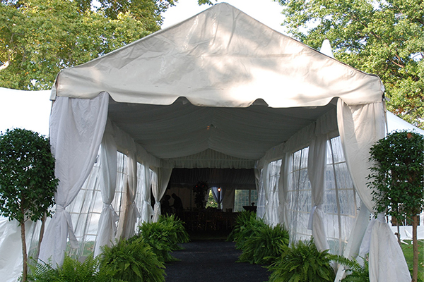 Outdoor-Dining-walkway-tent
